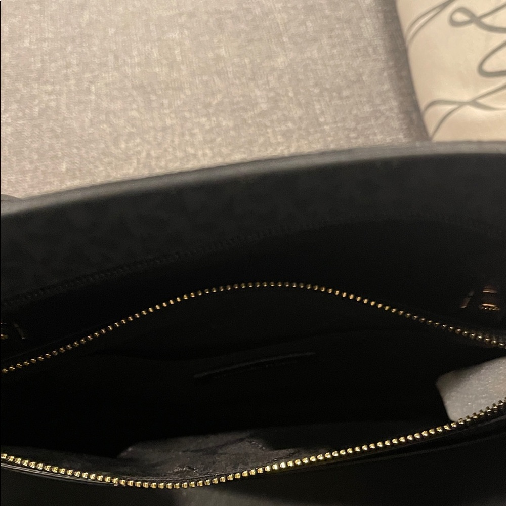 Michael Kors Large Maisie 2/1 Black Signature Tote. With logo snapin clutch NWOT - Picture 6 of 11